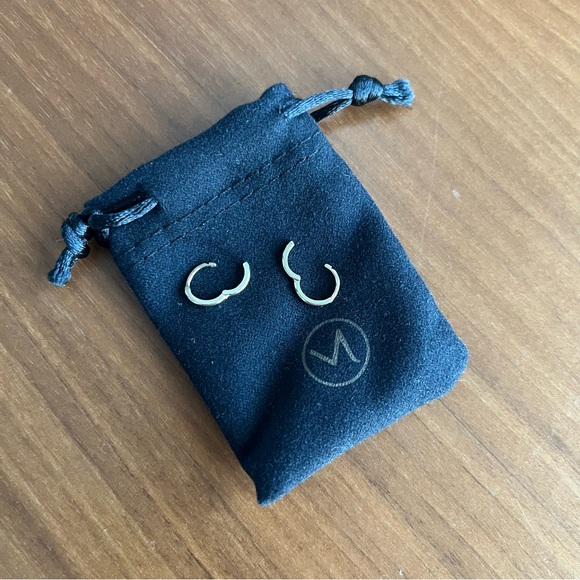 Mejuri Pair of Mini Hoops in 14k Yellow Gold - Picture 5 of 6